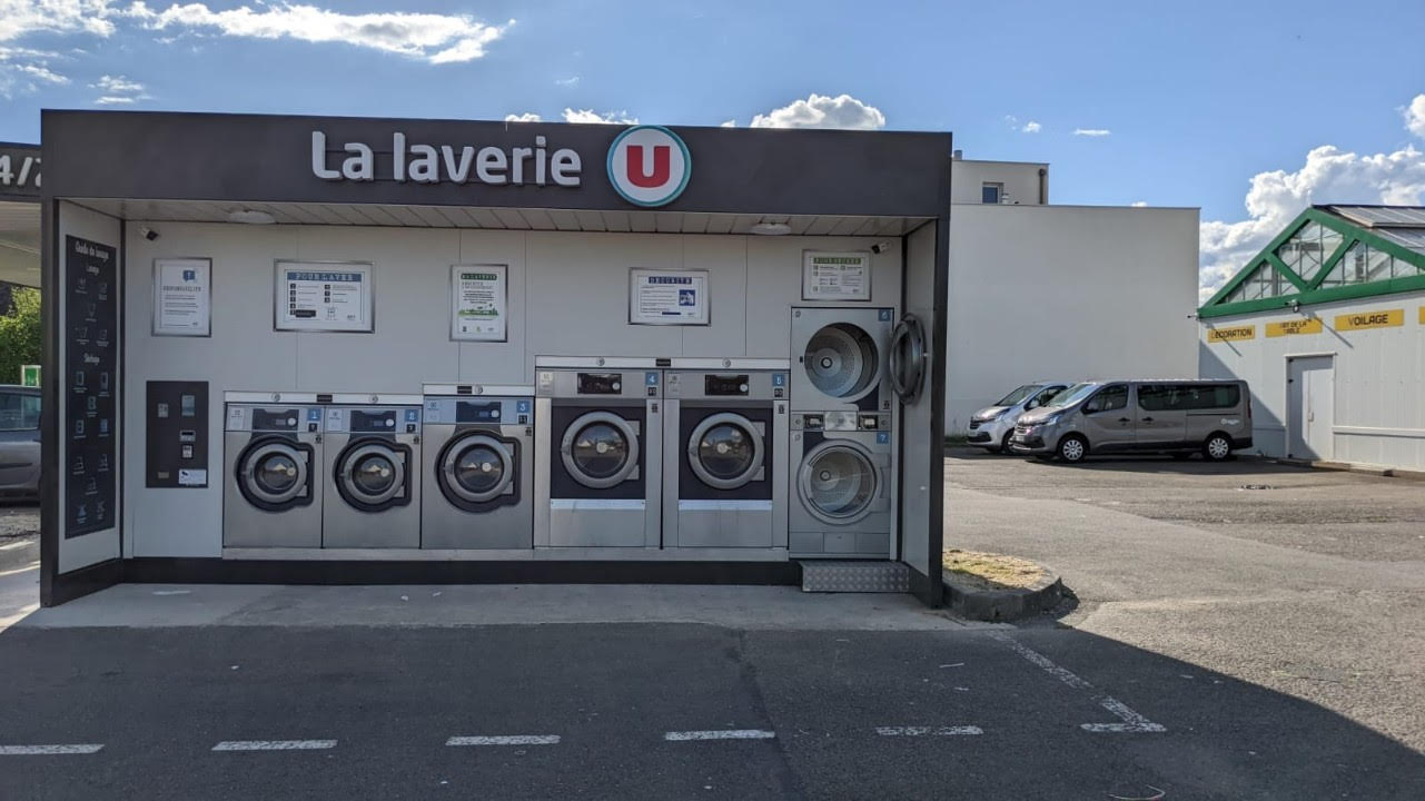 Totems, panneaux, mâts drapeau : tout ce qui travaille votre visibilité hors façade.