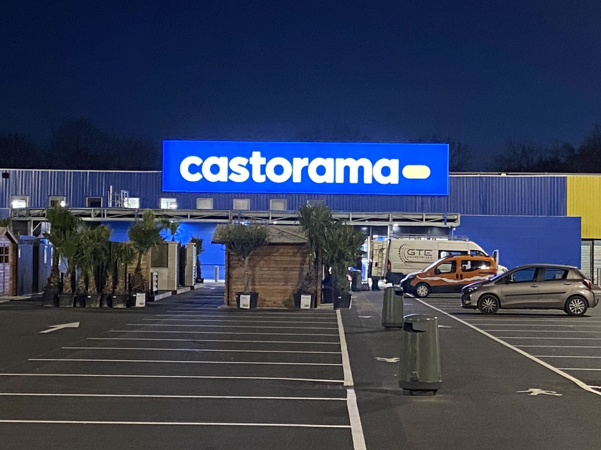 Enseigne lumineuse Castorama Nantes de nuit par DT Signs