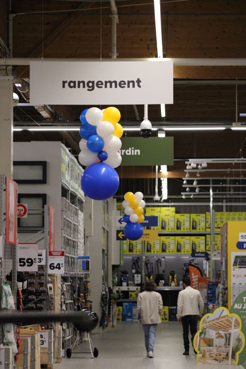 Signaletique suspendue rayons Castorama rangement jardin