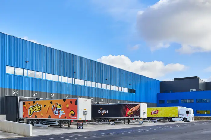 Camions PepsiCo Doritos Lays Cheetos devant plateforme logistique Dourges