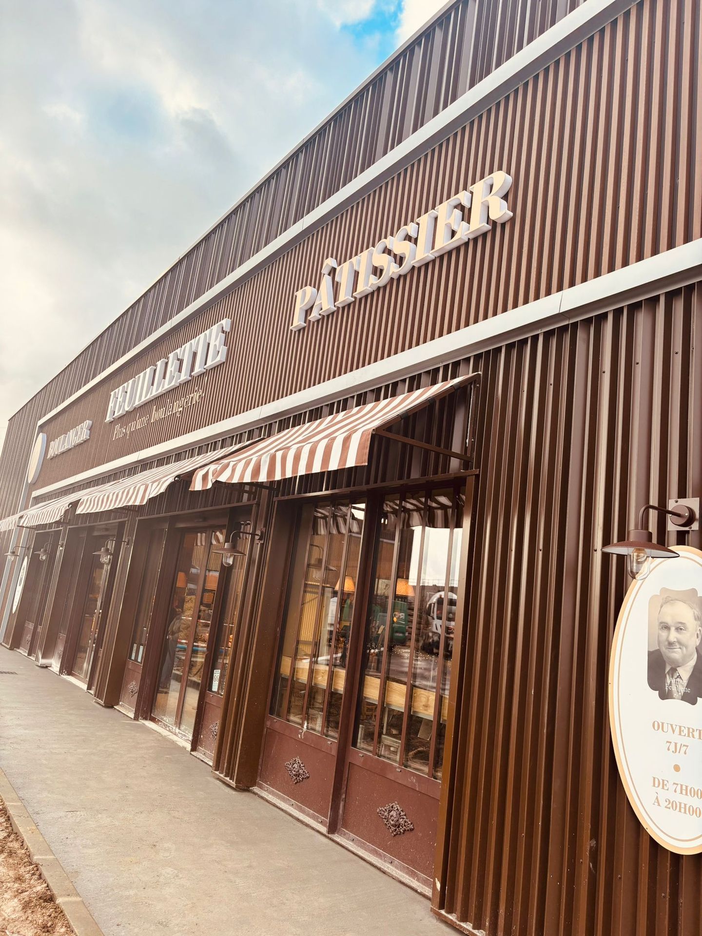 Lettres en relief Feuillette Patissier facade boulangerie stores rayes