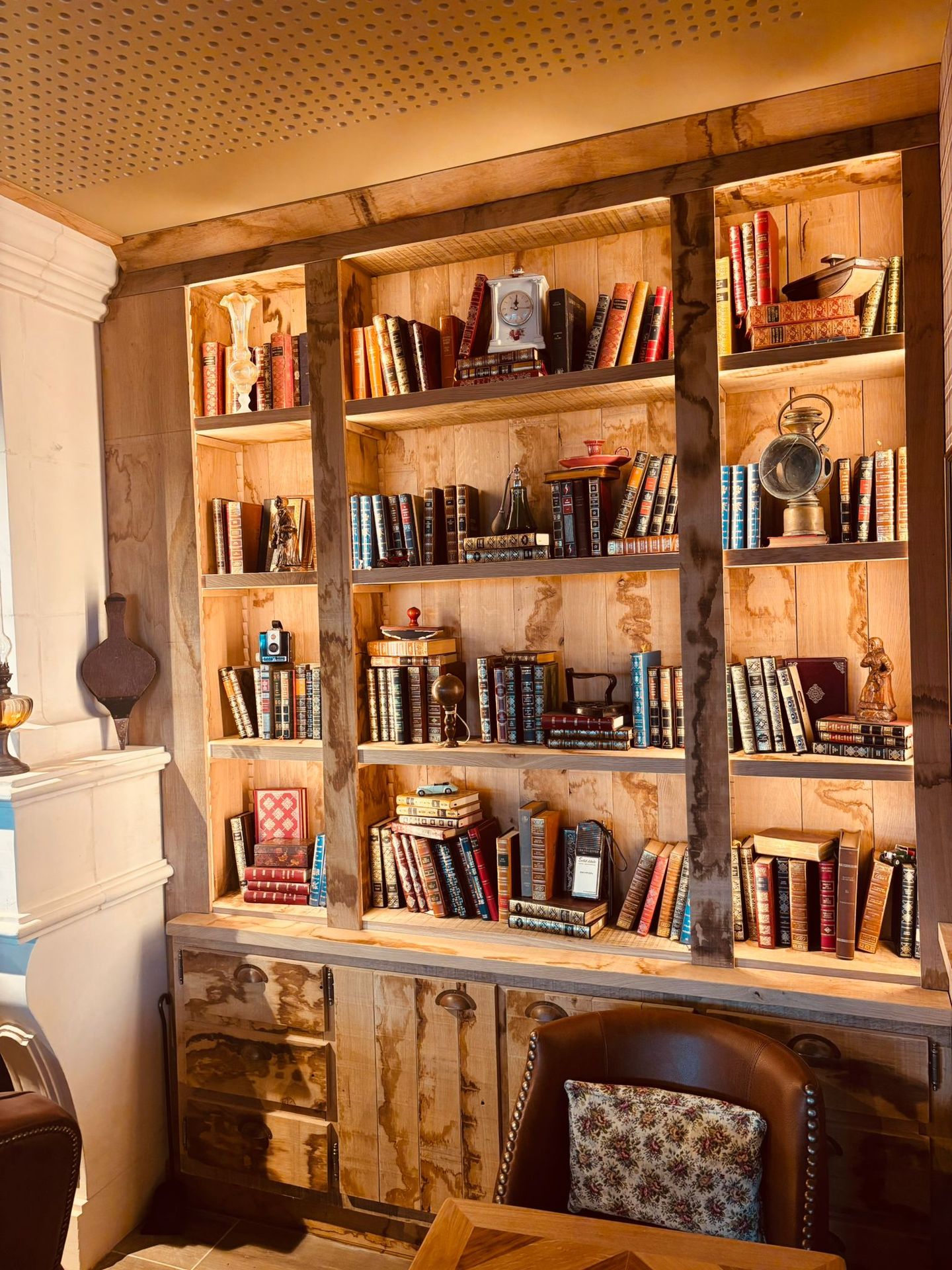 Bibliotheque livres anciens decoration interieure boulangerie Feuillette