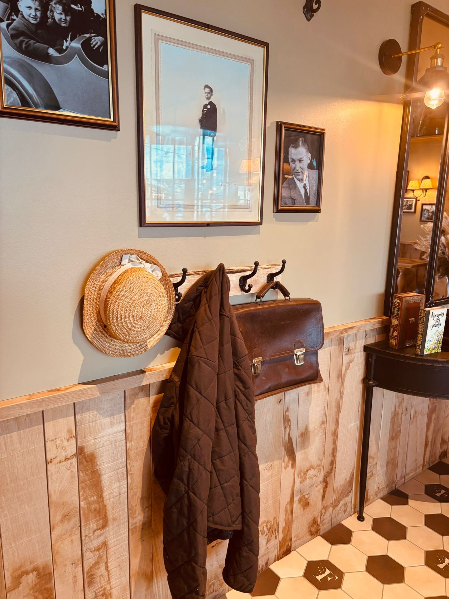 Decoration vintage entree Feuillette photos anciennes boiseries carrelage hexagonal