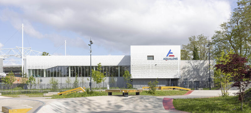 Centre Aquatique Aqualens Lens facade avec enseigne et stade Bollaert