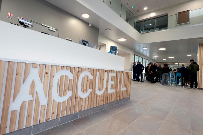 Signaletique accueil Centre Aquatique Aqualens lettres volume comptoir bois