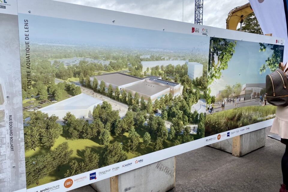 Panneau chantier Centre Aquatique Lens vue architecturale du projet BLV Avantpropos