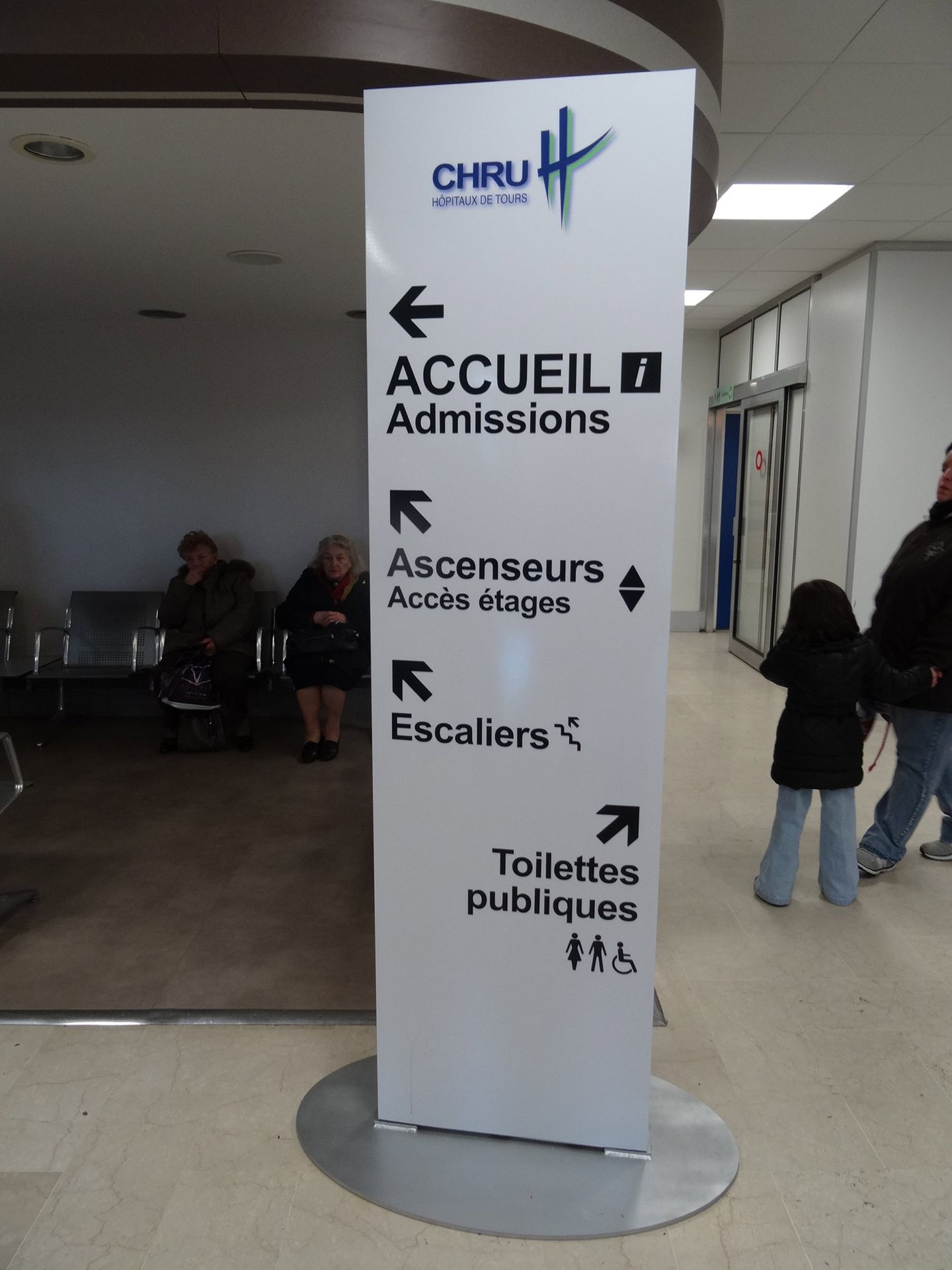 Totem directionnel CHRU Hopitaux de Tours accueil admissions ascenseurs pictogrammes PMR