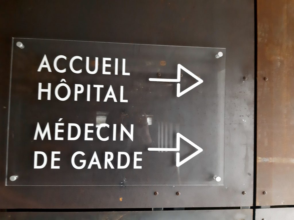 Plaque directionnelle hopital plexiglas accueil medecin de garde fleches
