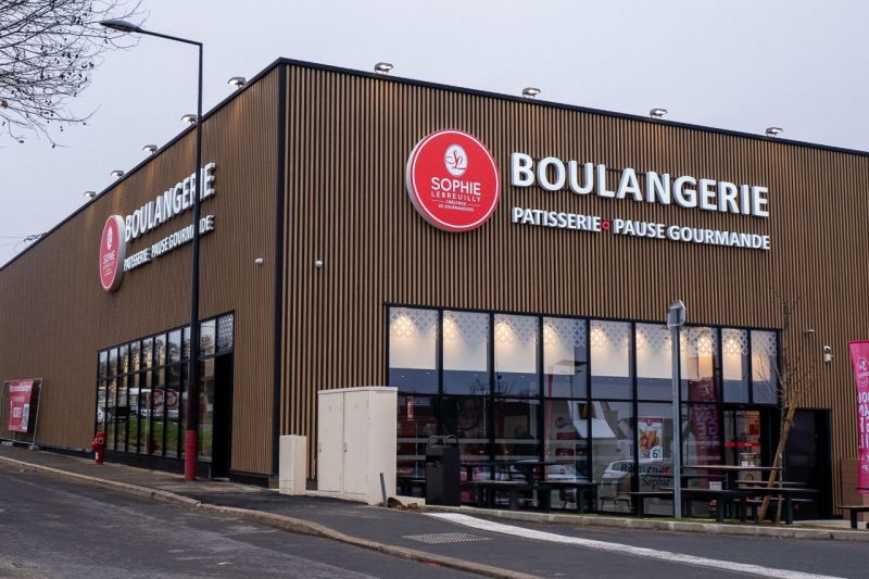 Facade boulangerie Sophie Lebreuilly enseigne lumineuse bardage bois