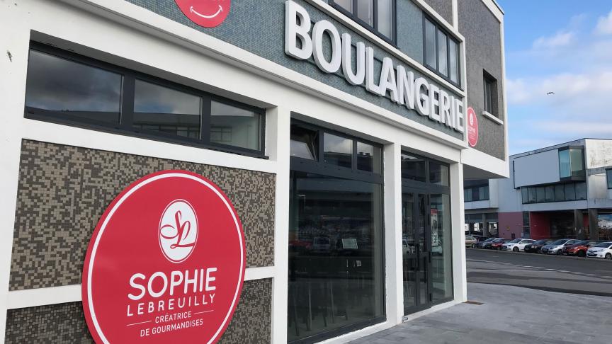Facade Sophie Lebreuilly logo rond rouge mosaique lettres Boulangerie