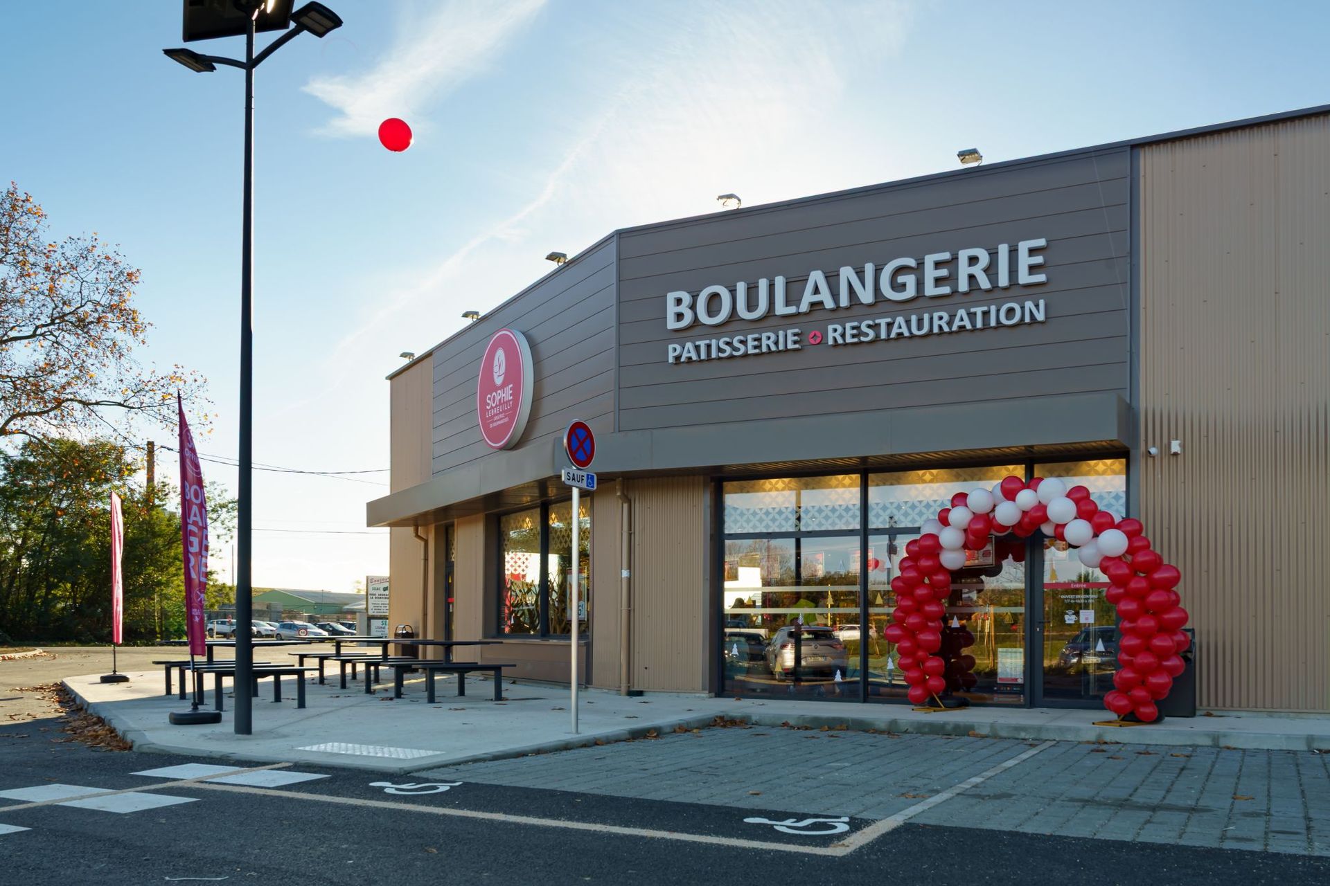 Ouverture Sophie Lebreuilly facade Boulangerie Patisserie Restauration ballons