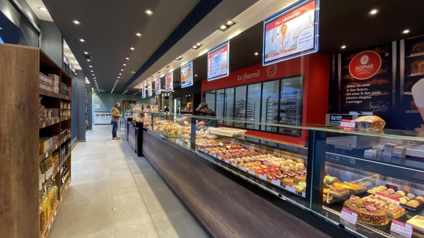 Interieur Sophie Lebreuilly fournil vitrine patisseries signaletique ecrans
