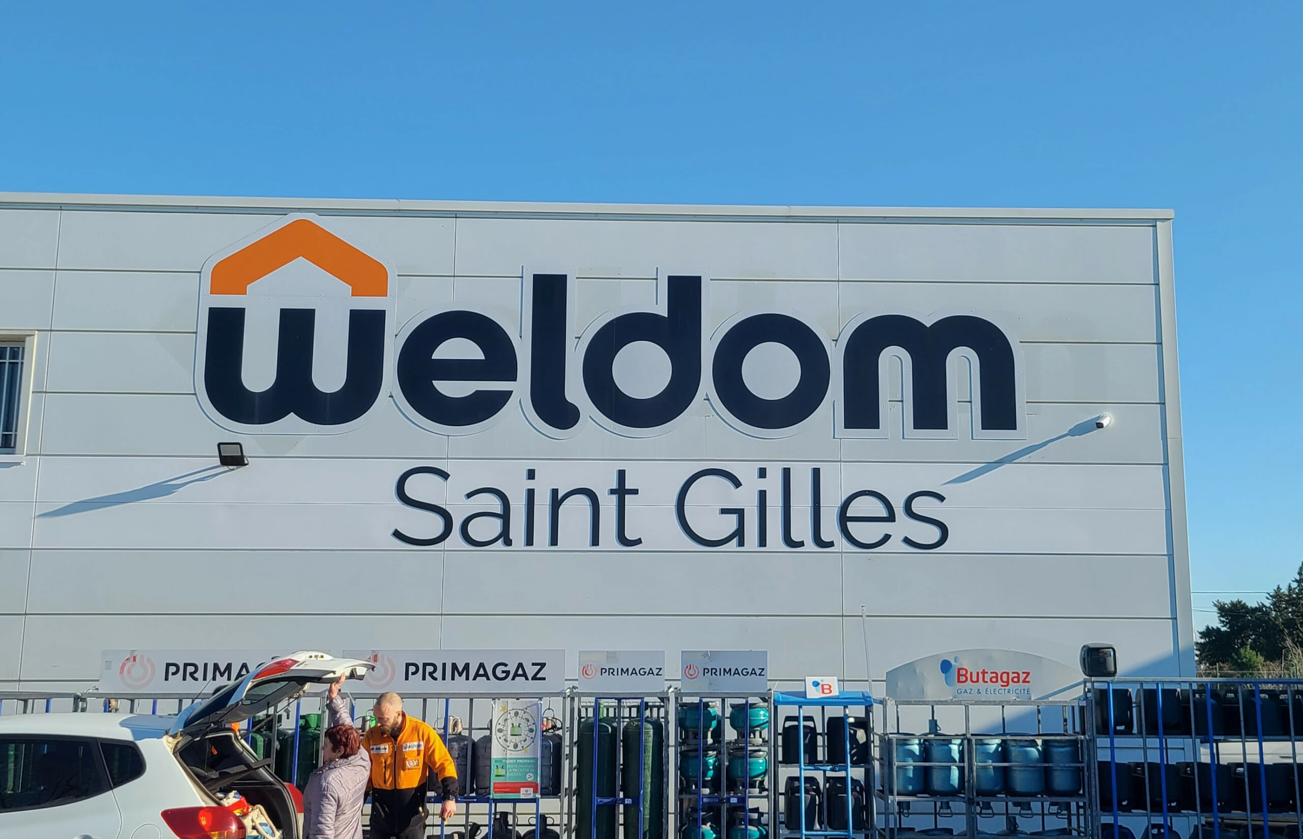 Facade Weldom Saint Gilles enseigne lettres volume logo orange
