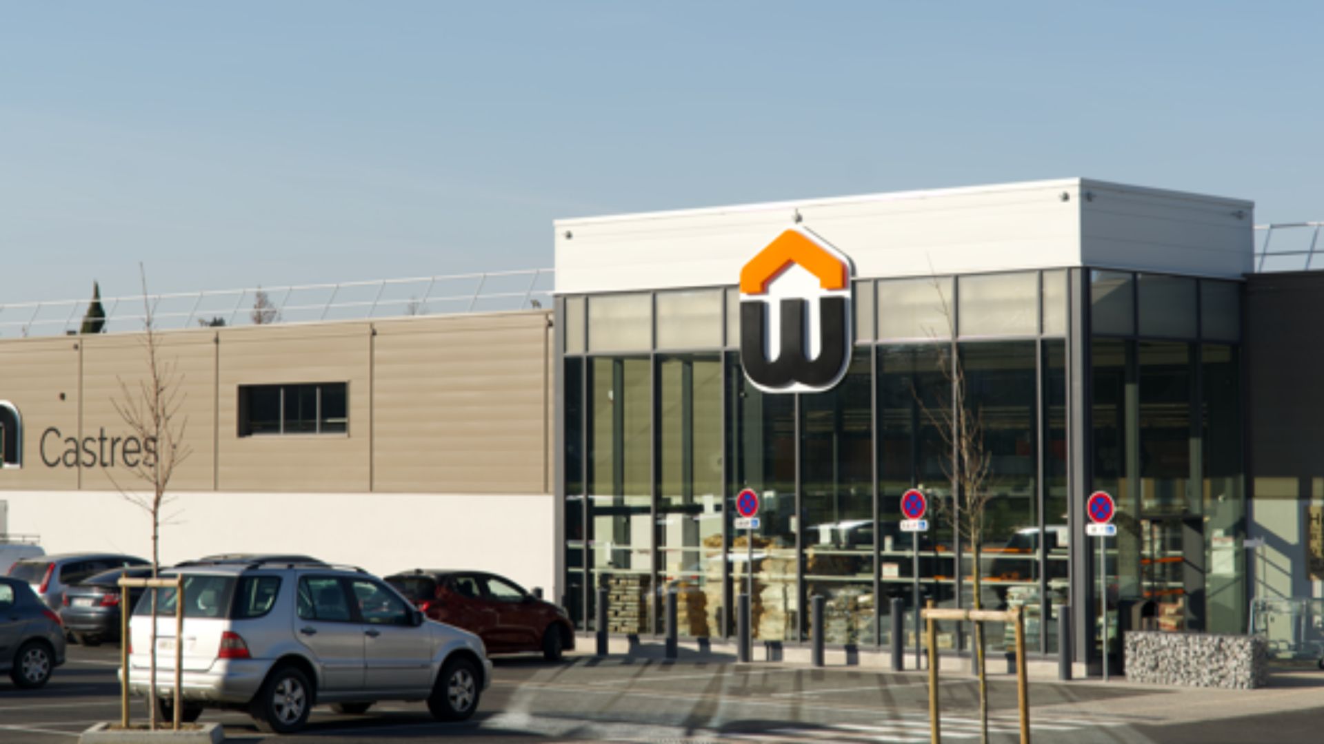 Facade Weldom Castres logo W orange entree vitree moderne